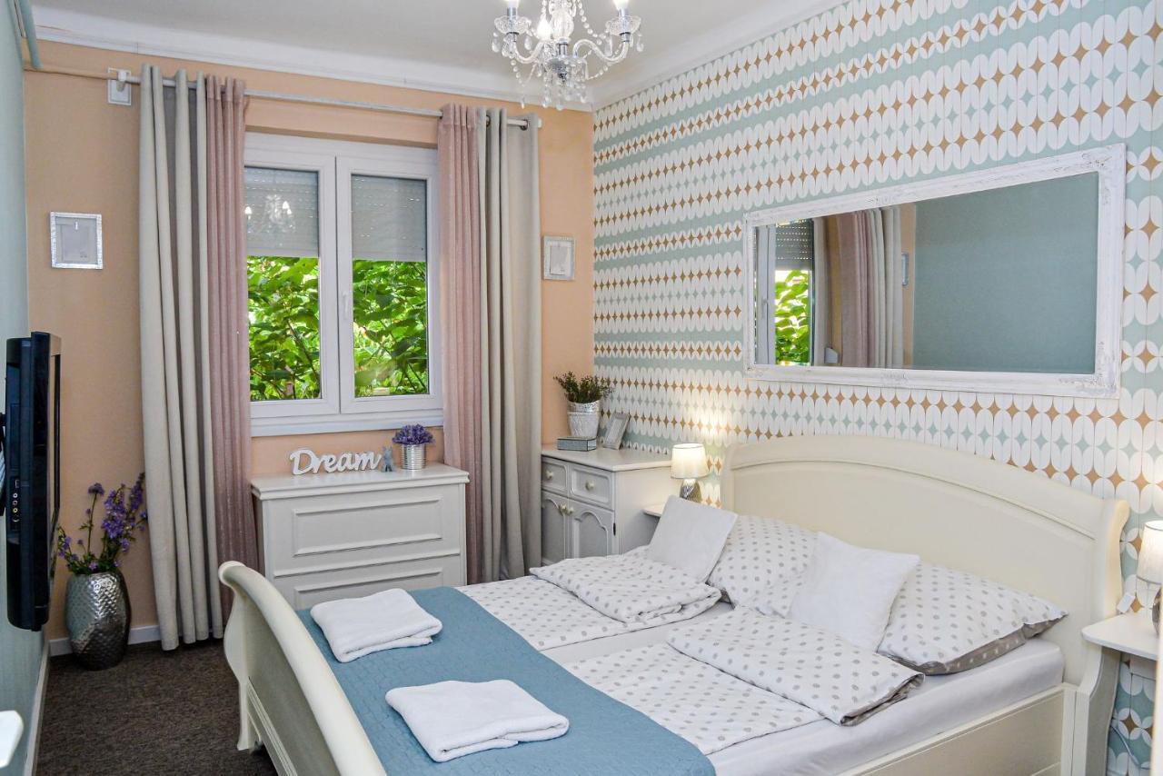 Holly Vendeghaz Apartment ไฮจ์ดุสโซบอสโล ภายนอก รูปภาพ