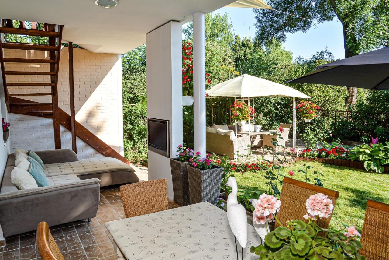 Holly Vendeghaz Apartment ไฮจ์ดุสโซบอสโล ภายนอก รูปภาพ