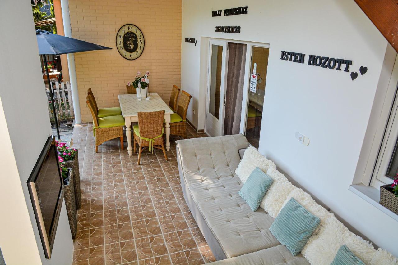 Holly Vendeghaz Apartment ไฮจ์ดุสโซบอสโล ภายนอก รูปภาพ