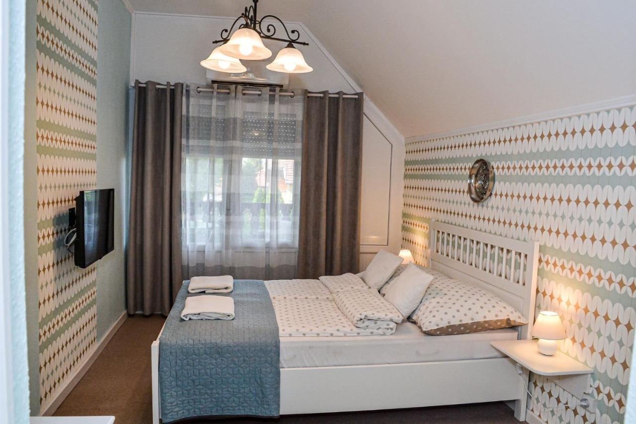 Holly Vendeghaz Apartment ไฮจ์ดุสโซบอสโล ภายนอก รูปภาพ