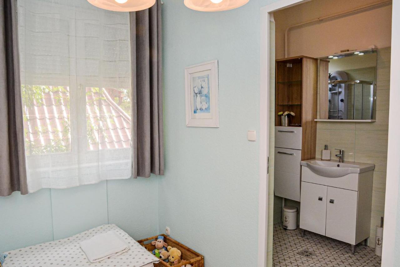 Holly Vendeghaz Apartment ไฮจ์ดุสโซบอสโล ภายนอก รูปภาพ